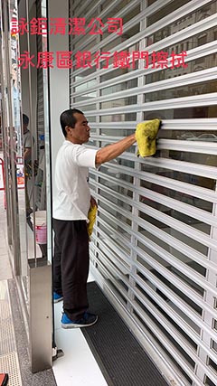 台南永康清潔-永康區銀行鐵門擦拭